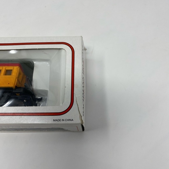 Bachmann HO Scale Union Pacific Old Time Passenger Car UP #9 Yellow - Picture 3 of 4